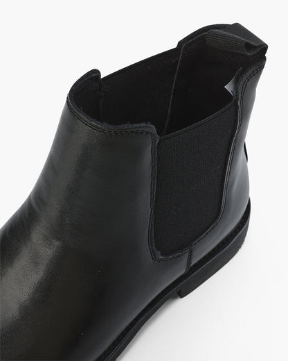 Vintage-Inspired Old Money Chelsea Boots